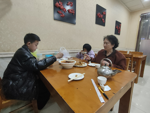 牵挂：跨越血缘的温暖长卷